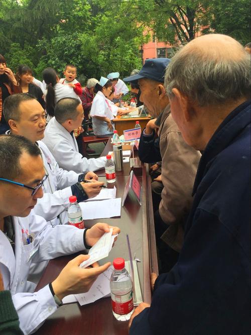為礦區群眾行健康指導和健康咨詢